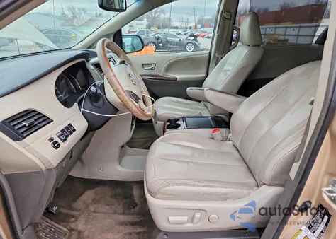 2013 Toyota Sienna Xle z USA, uszkodzony, nr VIN 5TDYK3DC5DS387859